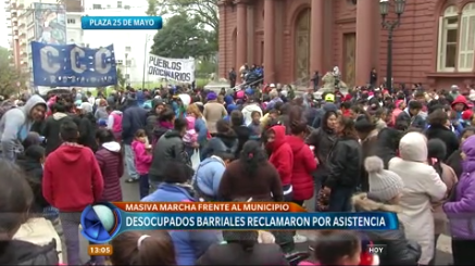 Masiva marcha frente al municipio: desocupados barriales reclamaron por asistencia social