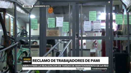 Trabajadores del PAMI I realizan un abrazo solidario para reclamar por las condiciones laborales