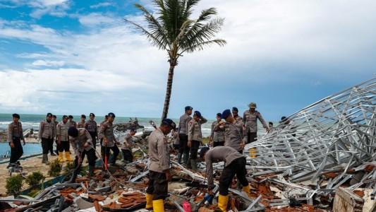 Tsunami en Indonesia: ascienden a más de 350 las víctimas fatales y continúa la búsqueda de sobrevivientes