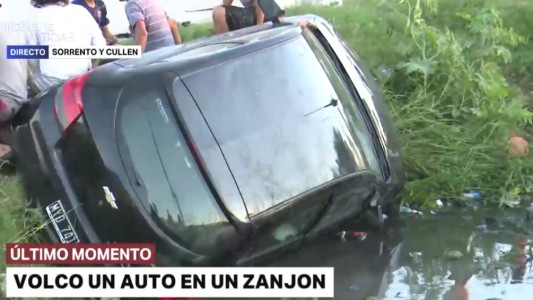 Volcó con su vehículo y terminó dentro de un zanjón