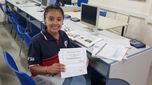 Premiaron a una alumna por su asistencia perfecta durante 14 años
