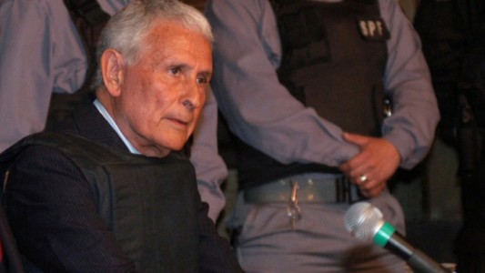 Revocaron la prisión domiciliara a Miguel Etchecolatz