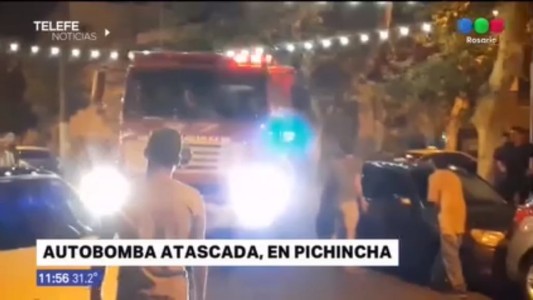 Un camión de bomberos no pudo cruzar una calle por autos mal estacionados