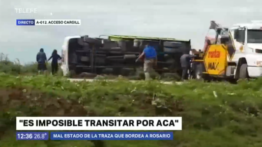 Un camión volcó en la ruta A012: denuncian las malas condiciones de la calzada