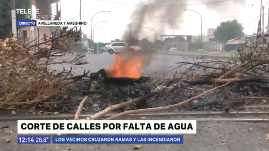 Vecinos cortaron la calle para reclamar por la falta de agua