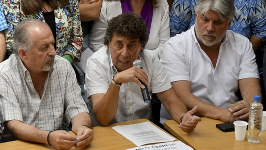 Tarifazos: las dos CTA y Camioneros protestan con una marcha de antorchas