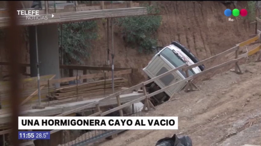 Un camión hormigonero se desplomó dentro de una obra en construcción