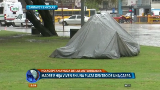 Madre e hija viven en una plaza dentro de una carpa y no aceptan ayuda de las autoridades