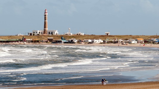Murió un hombre en una playa de Uruguay: investigan una bacteria de mar