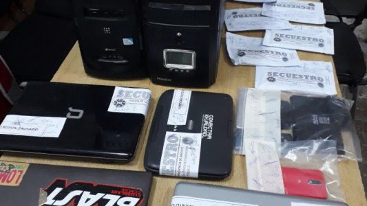 Allanamientos por falsas amenazas de bomba: cinco personas detenidas y varios elementos secuestrados