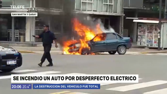 Un automóvil se incendió por completo por un desperfecto eléctrico