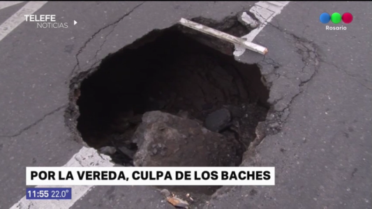 Se abrió un cráter en medio de la calle en Maipú al 900