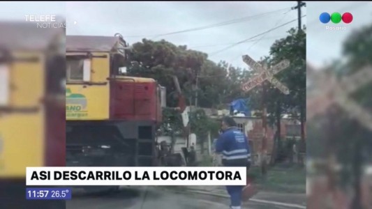 El momento del descarrilamiento de la locomotora en avenida Perón