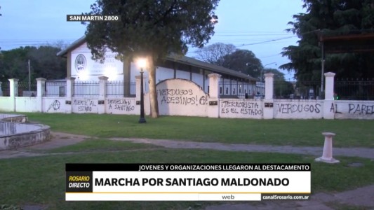 Manifestación frente al destacamento de Gendarmería para reclamar la aparición con vida de Santiago Maldonado
