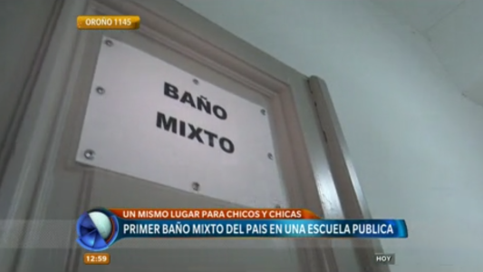 Inauguran el primer baño mixto del país en una escuela pública