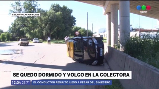 Circunvalación norte: un conductor se quedó dormido y volcó en la colectora