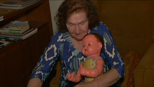 A los 68 años le restauraron su muñeca de la infancia y volvió a sonreir