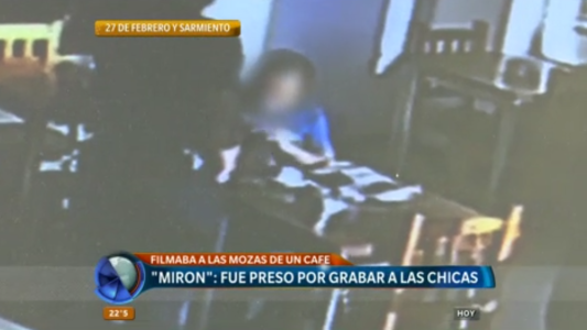 Detuvieron a un hombre por filmar a las mozas de un café con una cámara oculta
