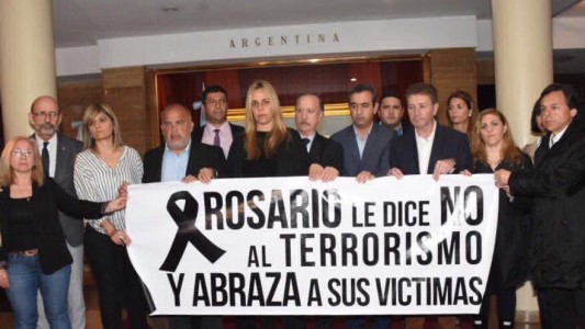 El Concejo Municipal homenajeó en el Monumento a la Bandera a las víctimas fatales del atentado en Nueva York