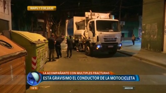 Un motociclista se encuentra en grave estado tras impactar contra un camión recolector de residuos