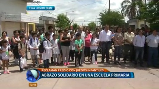 Alumnos, padres y docentes de una escuela realizaron un abrazo solidario para que les devuelvan sus juegos que quedaron dentro de un predio cercado