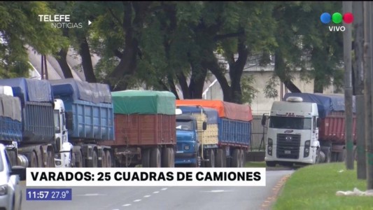 Desde Uriburu hasta 27 de Febrero: 25 cuadras de camiones varados
