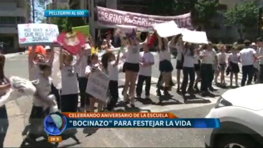 Alumnos y docentes del Madre Cabrini realizaron un "bocinazo" para festejar la vida