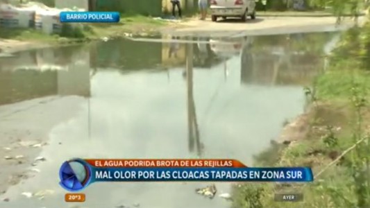 Calles inundadas con aguas servidas: vecinos de zona sur exigen que destapen las cloacas