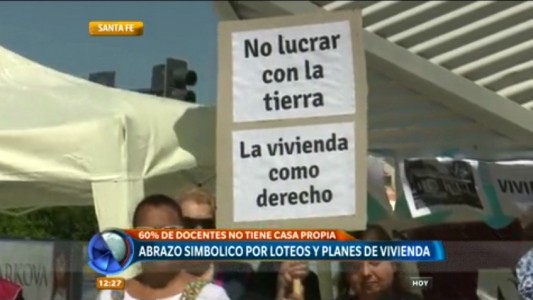 Docentes realizaron un reclamo simbólico en Puerto Norte por el acceso a la casa propia
