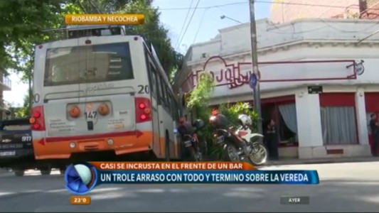 Una unidad de la línea K tuvo una falla eléctrica y terminó en la vereda