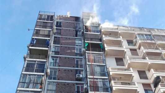 Incendio en Pellegrini y Roca: dos ancianos resultaron heridos