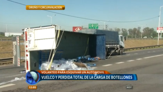 Oroño y Circunvalación: vuelco y pérdida total de una carga de botellas de agua