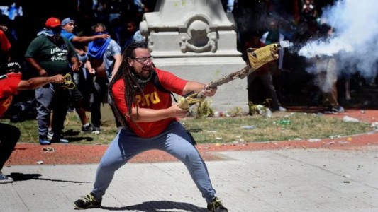 Incidentes en el Congreso: la imagen de un manifestante que atacó a la policía y se viralizó