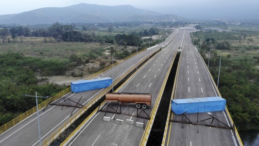 Bloquean un puente por el que llegaría ayuda humanitaria a Venezuela