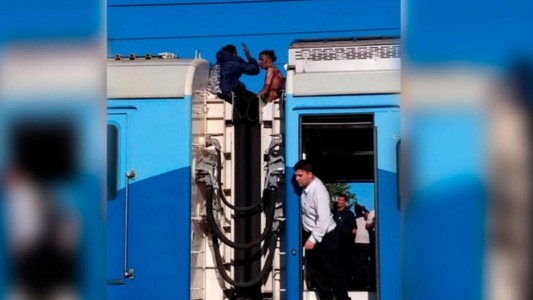 Murió uno de los jóvenes electrocutados cuando viajaban en el techo de un tren