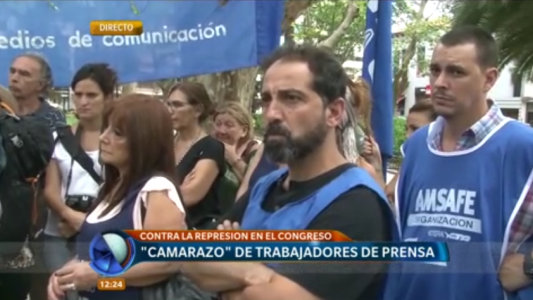 "Camarazo" de trabajadores de prensa contra la represión en el Congreso