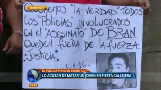 Piden que se prorrogue la prisión preventiva de un policía acusado de matar a un joven en una fiesta callejera