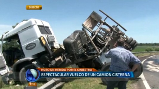 Un camionero perdió el control y volcó el vehículo en el acceso sur a San Lorenzo