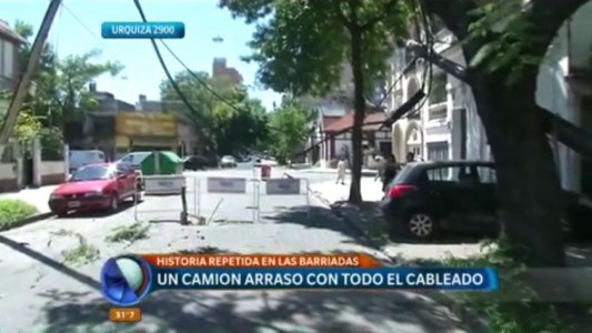 Un camión arrastró una columna de cables en Urquiza al 2900
