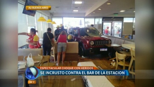 Perdió el control de su camioneta y se incrustó dentro de un bar