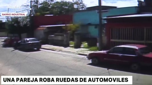 Así roban las ruedas de un auto en barrio Industrial