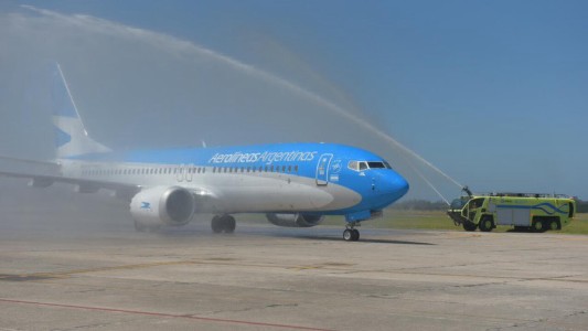 Aerolíneas Argentinas presentó el avión que unirá Rosario con Mar del Plata