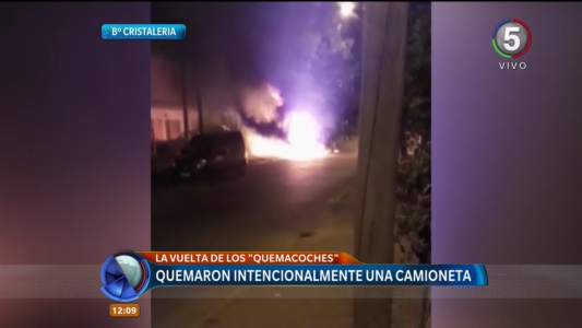 Quemacoches otra vez: prendieron fuego una camioneta en barrio Cristalería