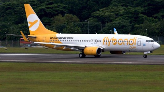El primer vuelo de la low cost Flybondi aterrizó de emergencia por una "falla técnica menor"