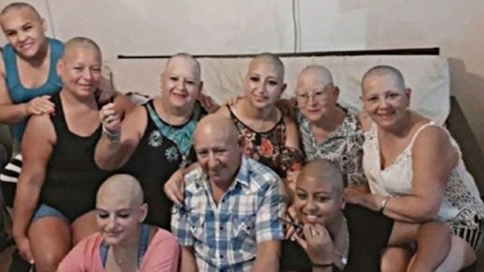 Una familia entera se rapó para acompañar a una mujer enferma de cáncer