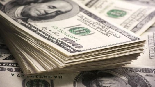 El dólar llegó a $20 en algunos bancos y cerró en un promedio de $19,93
