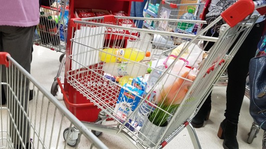 Las ventas en supermercados cayeron un 8,7% en diciembre