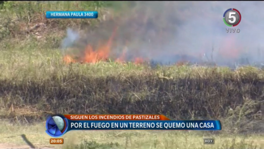Se incendió un baldío en zona oeste y el fuego alcanzó a algunas viviendas linderas