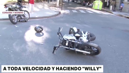 Un motociclista quiso fugarse de la policía e impactó contra un auto en pleno centro