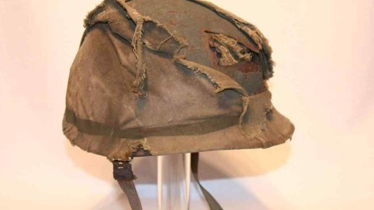 Un excombatiente de Malvinas quiere recuperar el casco que le salvó la vida y será subastado